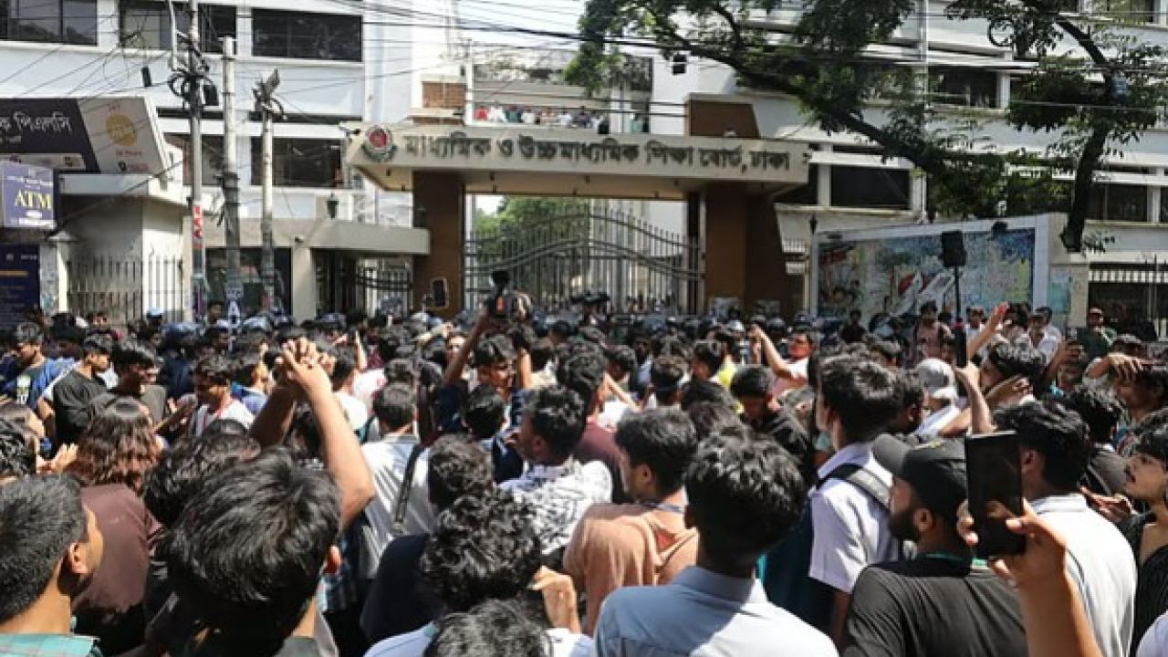 এবার ঢাকা বোর্ড ‘ঘেরাও’, ৪ জেলায় অবরোধ