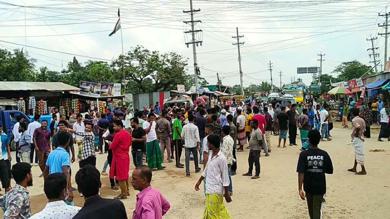 বেহাল সড়ক সংস্কারের দাবিতে বন্দরে ২ ঘণ্টা অবরোধ