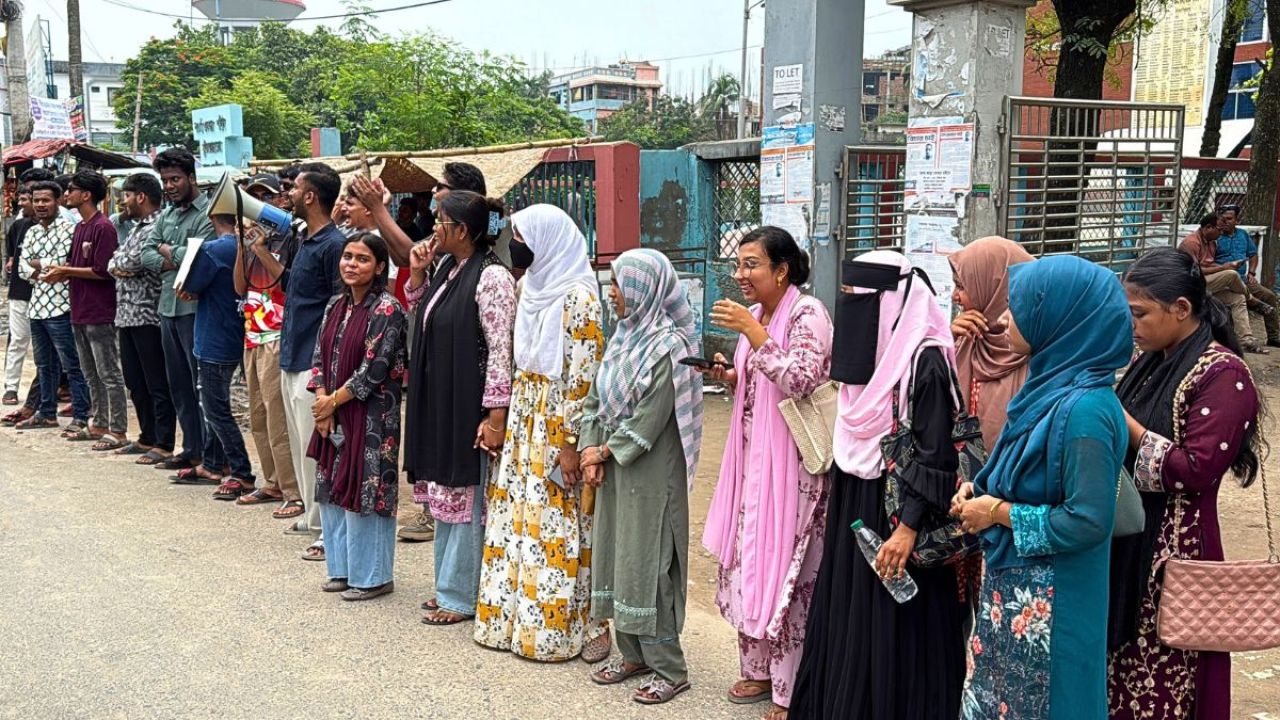 ১৮ জুলাই নওগাঁয় শিক্ষামন্ত্রীকে ঢুকতে না দেয়ার হুশিয়ারি পরীক্ষার্থীদের