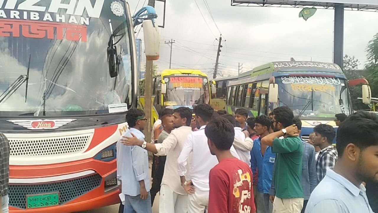 দুর্যোগে পরীক্ষার প্রতিবাদে বরিশালে শিক্ষার্থীদের বিক্ষোভ