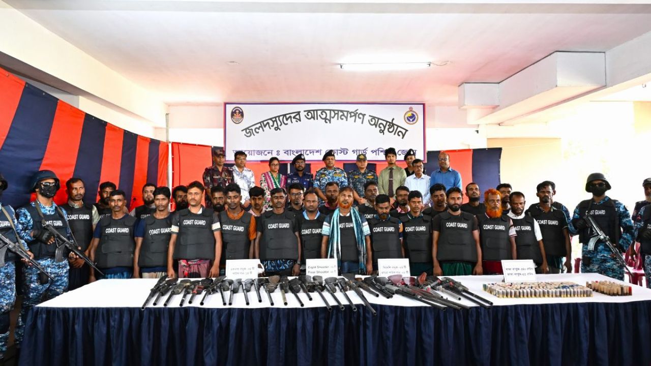 সুন্দরবনে অস্ত্রসহ ‘ছোট জাহাঙ্গীর বাহিনী’র ২৭ দস্যুর আত্মসমর্পণ