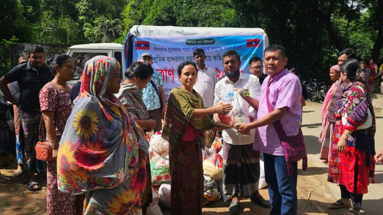বান্দরবানে বন্যায় ক্ষতিগ্রস্তদের পাশে ইউপিডিএফ