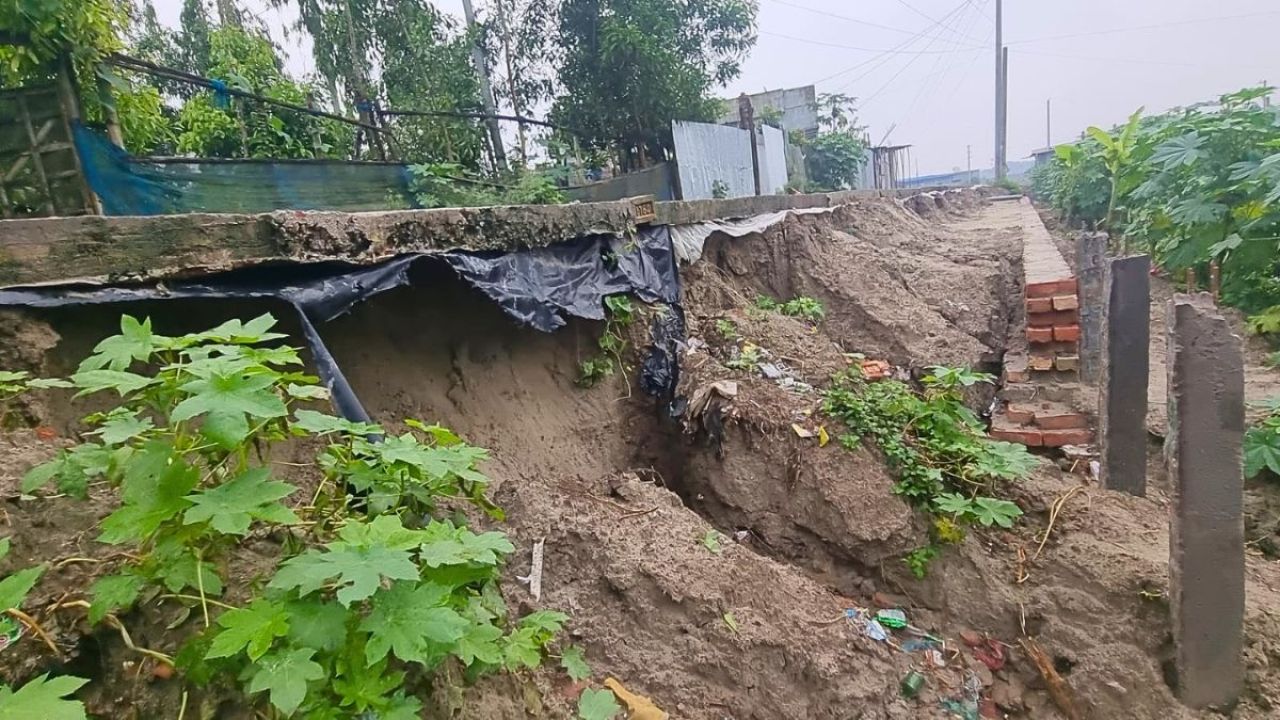 নির্মাণের আগেই ধস গোয়ালন্দের গাইড ওয়ালে