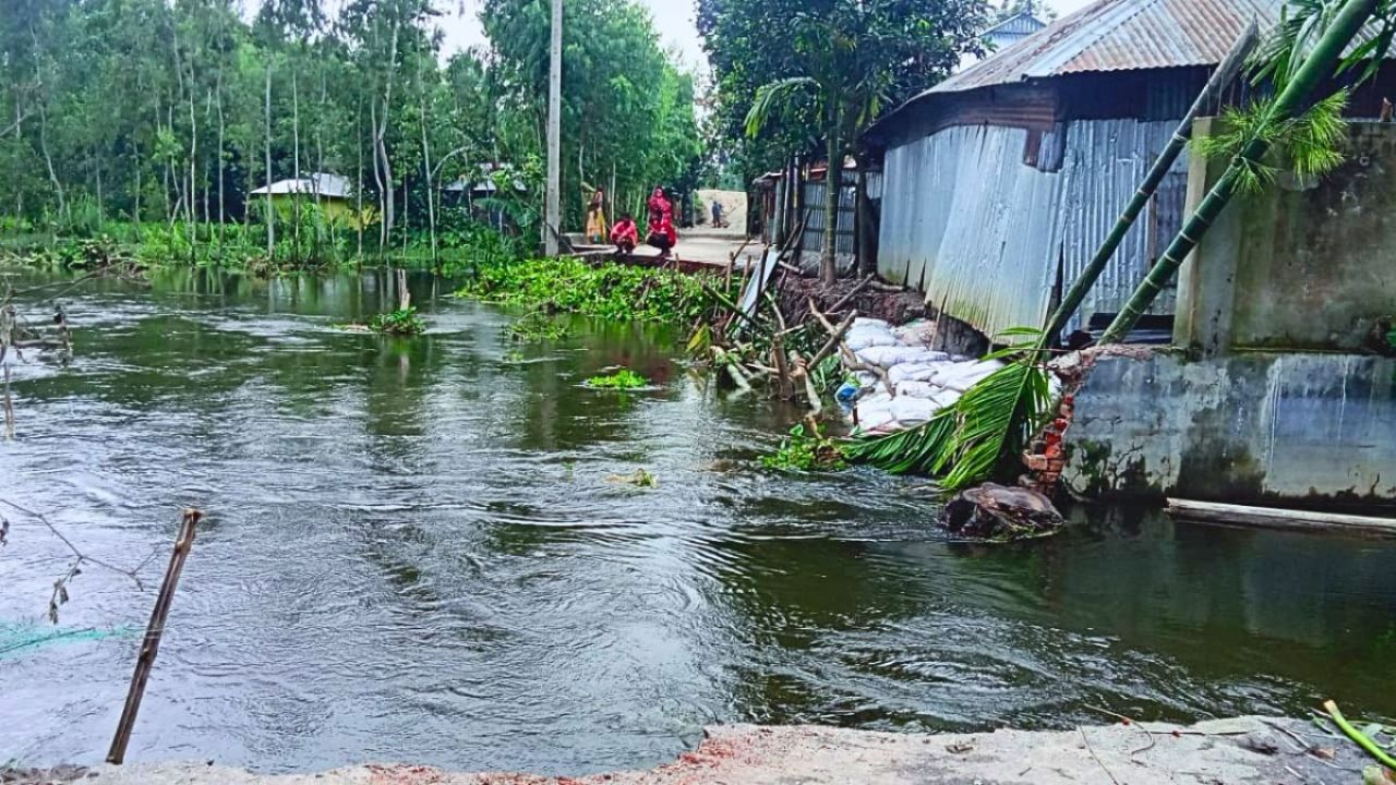 জলাবদ্ধতা নিরসনে রাস্তা কাটলেন গ্রামবাসী