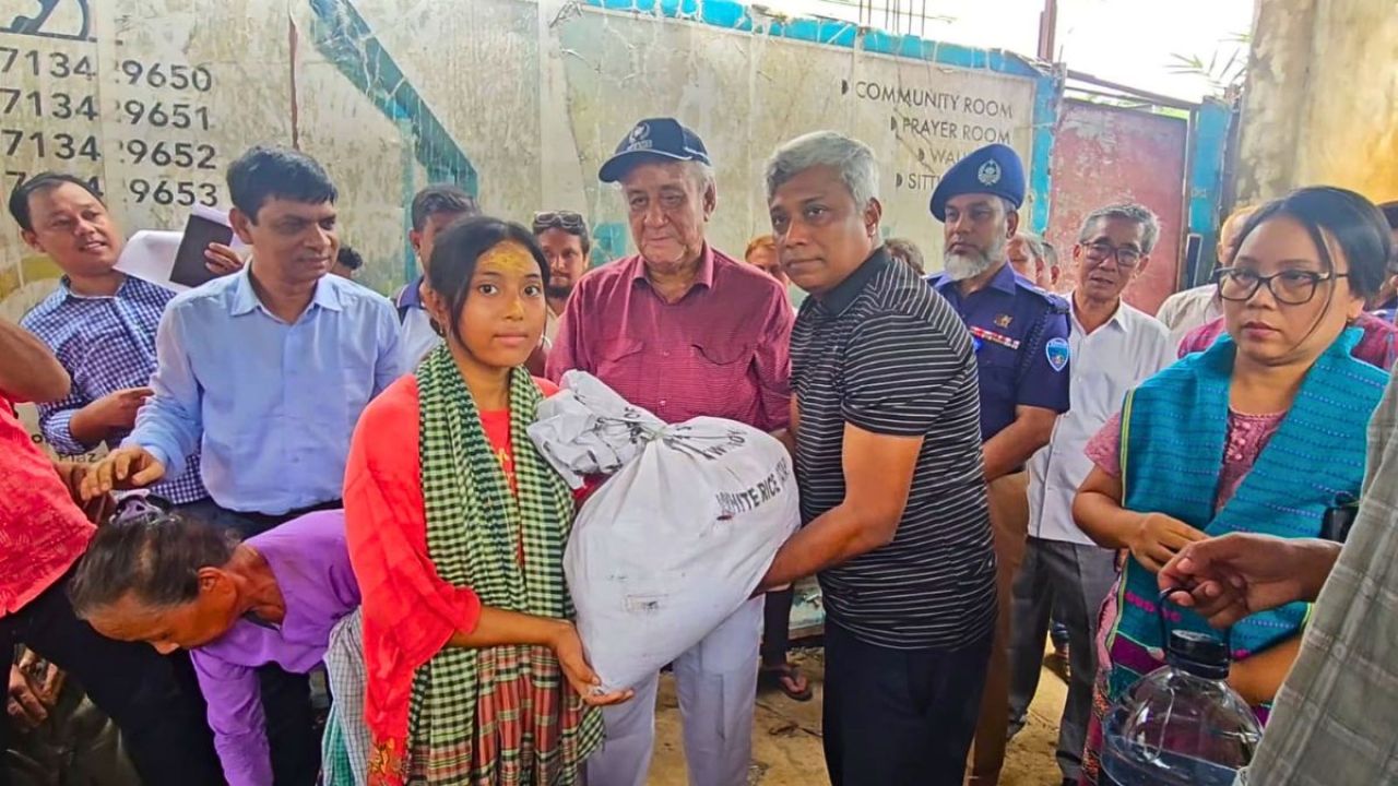 বন্যায় ক্ষতিগ্রস্তদের পুনর্বাসনের আশ্বাস প্রতিমন্ত্রীর