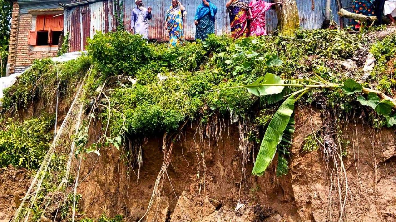ভাঙন আতঙ্কে পদ্মা পাড়ের মানুষের নির্ঘুম রাত