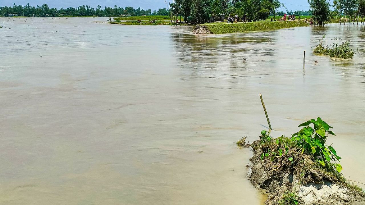 তিস্তা নদীগর্ভে নতুন বাঁধ, আতঙ্কে ১৫০০ পরিবার