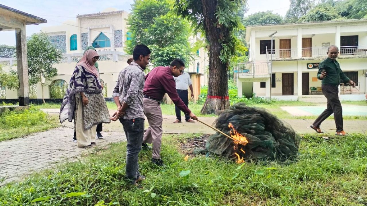 সাটুরিয়ায় বিপুল পরিমাণ নিষিদ্ধ &lsquo;চায়না দুয়ারি&rsquo; জাল ধ্বংস