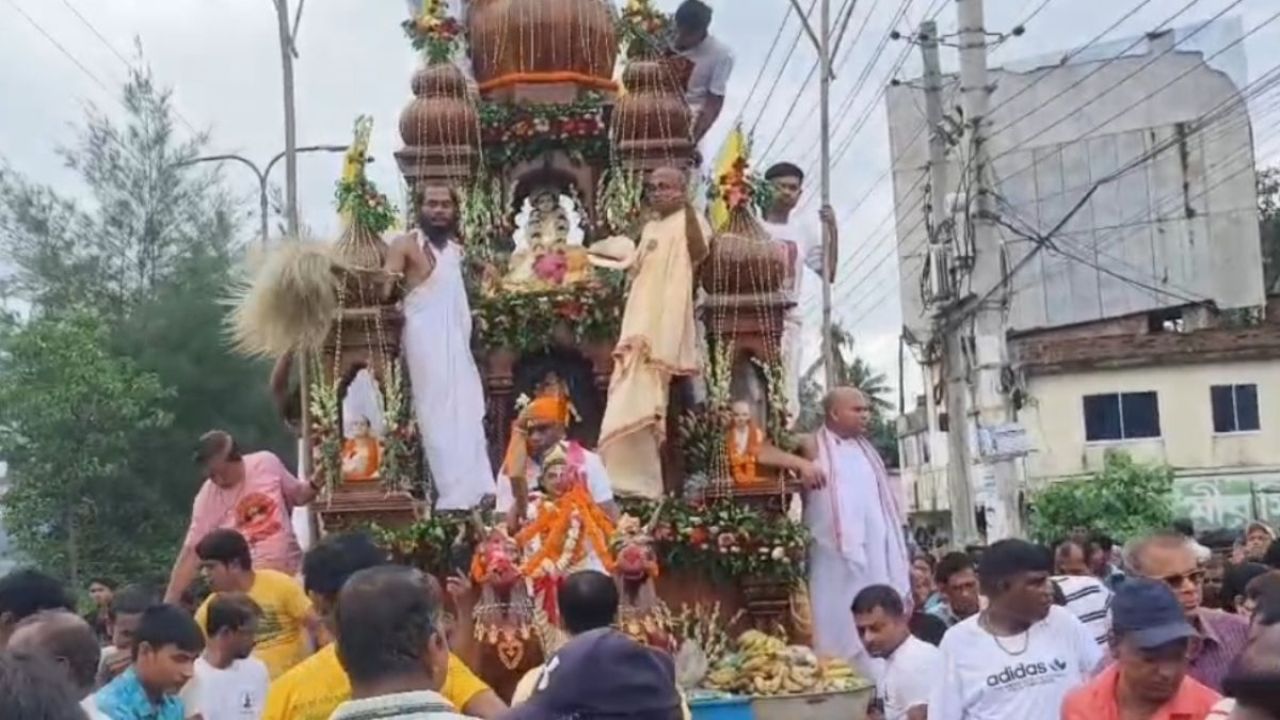 বর্ণাঢ্য আয়োজনে ফরিদপুরে জগন্নাথ দেবের রথযাত্রা