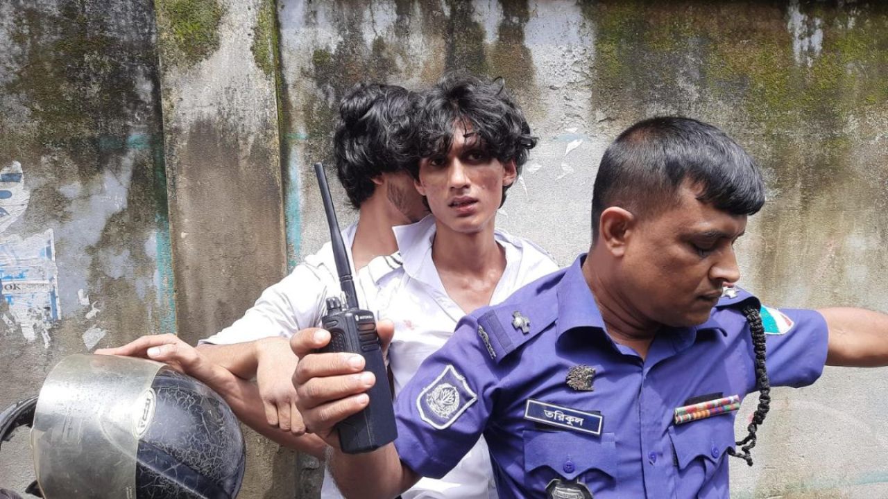পরীক্ষাকেন্দ্রের সামনে ২ পরীক্ষার্থীকে পিটিয়ে জখম