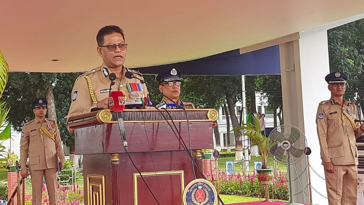 প্রলোভনের ঊর্ধ্বে থেকে দায়িত্ব পালনের আহ্বান আইজিপির
