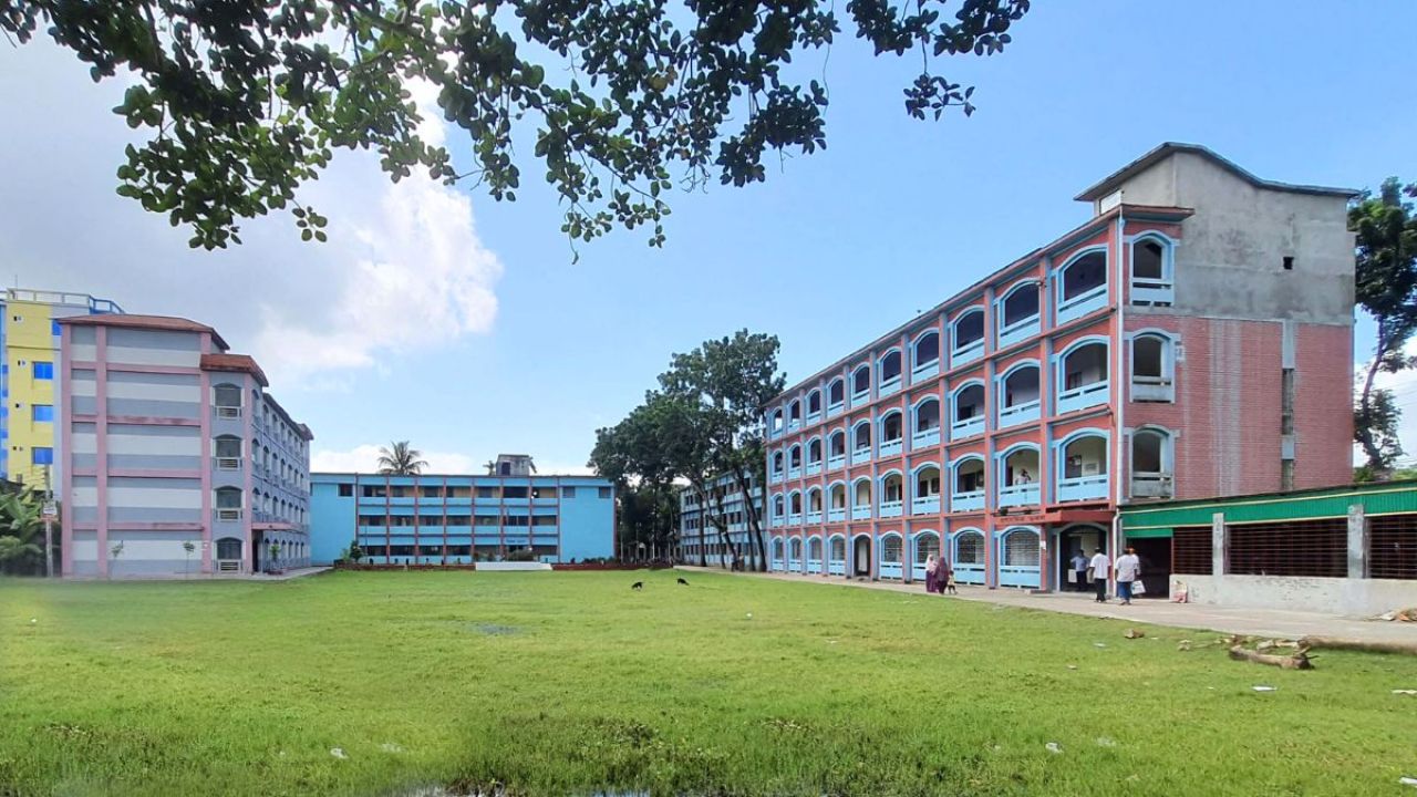 সাতক্ষীরায় ভুল প্রশ্নপত্রে এইচএসসি পরীক্ষা, কেন্দ্র সচিব প্রত্যাহার