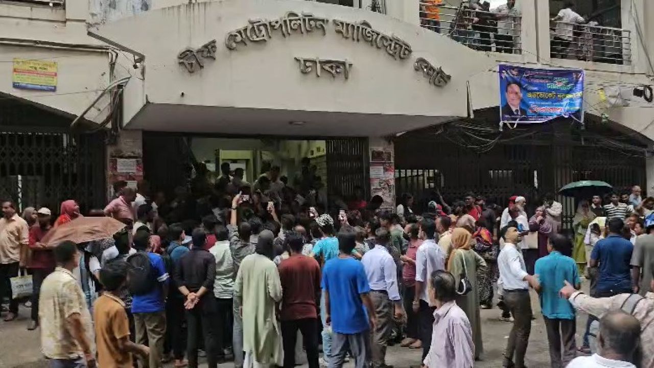 স্টুডেন্ট ভিসা: ৪ আসামি রিমান্ডে, আদালত প্রাঙ্গণে উত্তেজনা