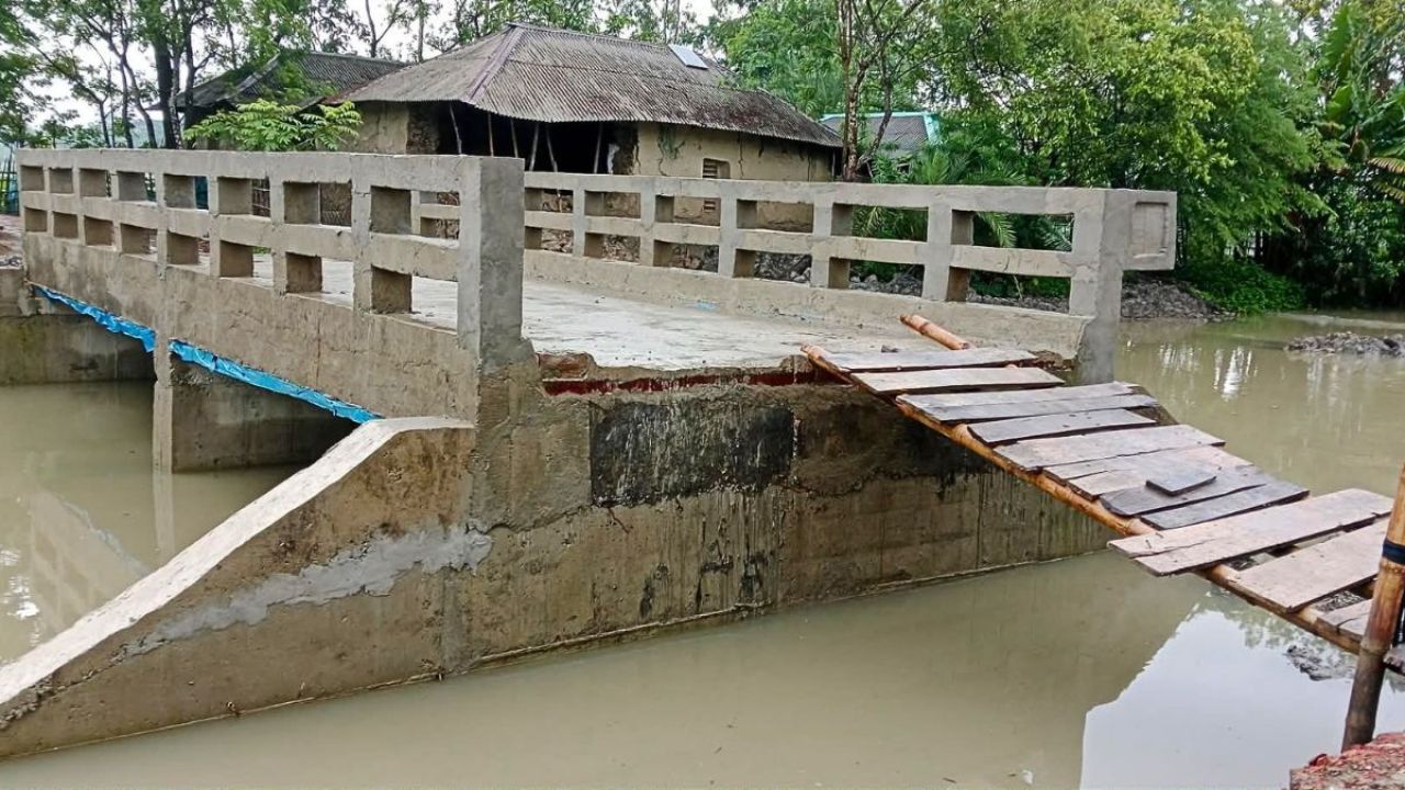 ৩৩ লাখে নির্মিত সেতুটি অকেজো পড়ে আছে