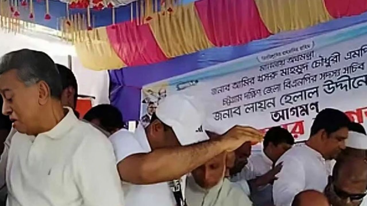 চট্টগ্রামে নেতাকর্মীদের ভারে ভেঙে পড়ল মঞ্চ, অক্ষত অর্থমন্ত্রী