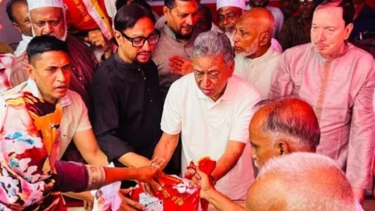 ত্রাণ বিতরণের মঞ্চ ভেঙে পড়লেন নেতাকর্মীসহ অর্থমন্ত্রী