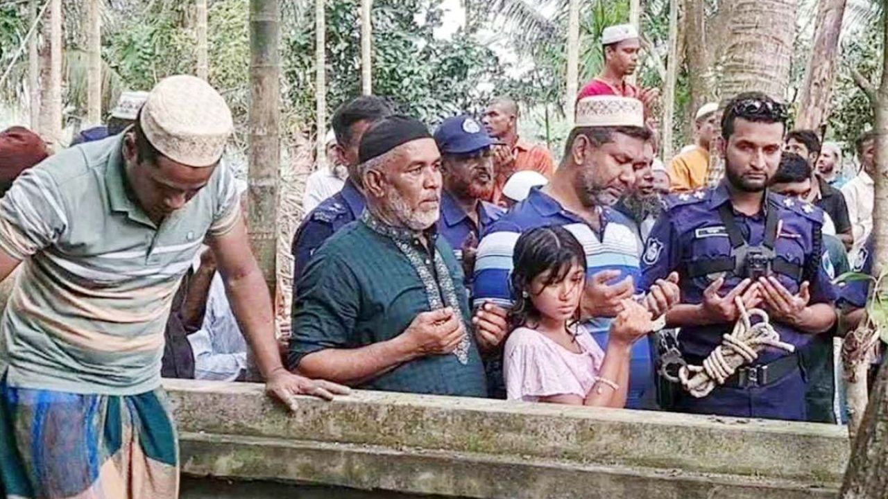 প্যারোলে মুক্তি পেয়ে মায়ের জানাজায় যুবলীগ নেতা