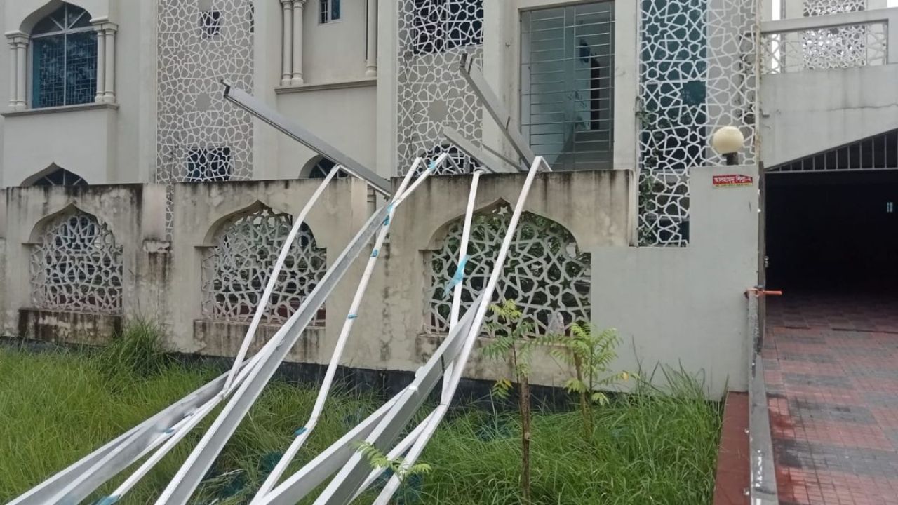 ৩ বছরেই খুলে পড়ল মডেল মসজিদের সৌন্দর্যবর্ধনের অংশ