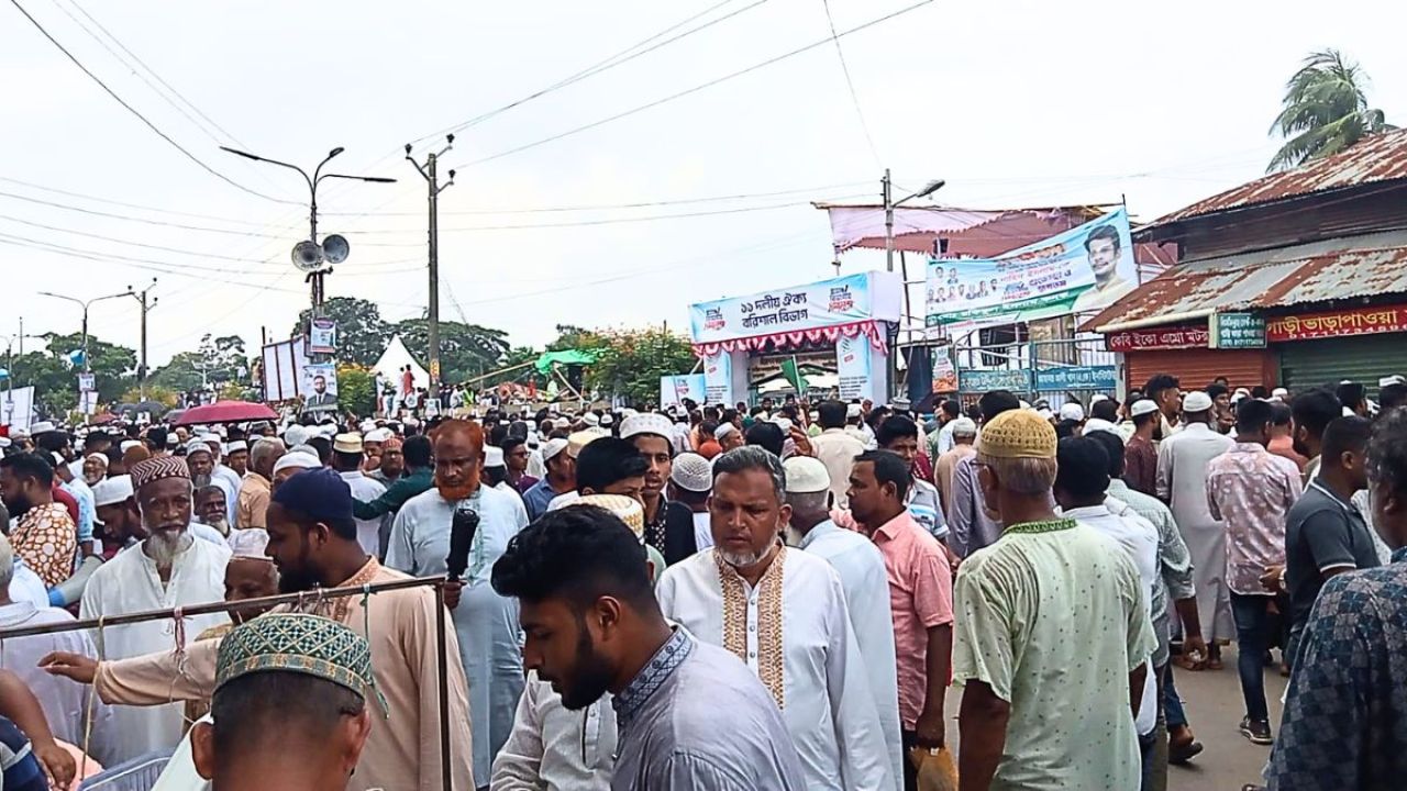 বরিশালে ১১ দলীয় ঐক্যের বিভাগীয় সমাবেশে নেতাকর্মীদের ঢল