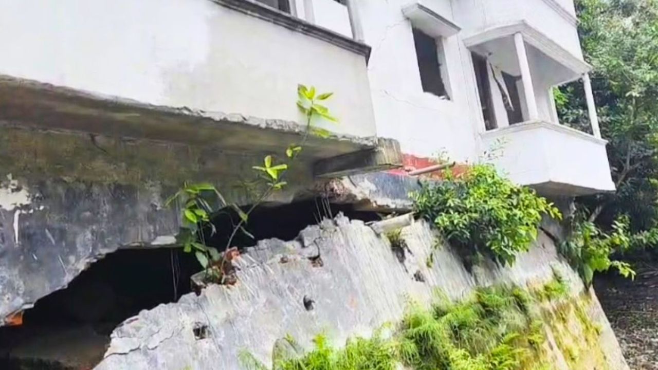পুকুর সেচে মাছ ধরতে গিয়ে প্রবাসীর ভবন ধস