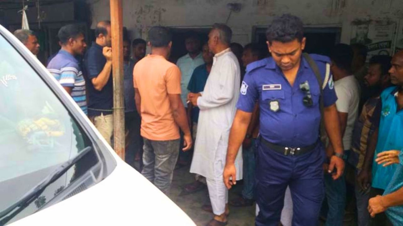 বাঘায় গভীর রাতে বিএনপি কার্যালয়ে বোমা হামলা