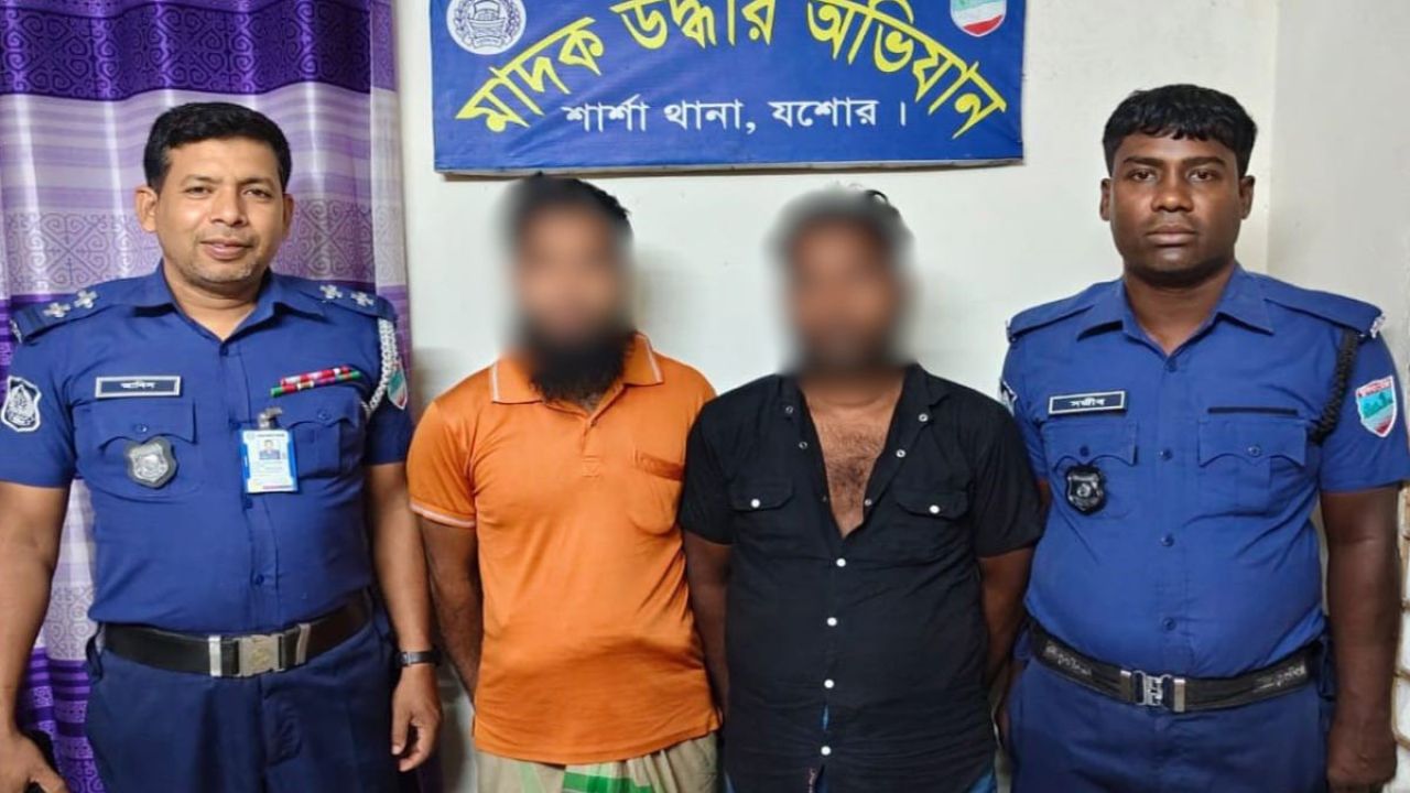 তাসের বোর্ডে পুলিশের হানা, গ্রেপ্তার ২