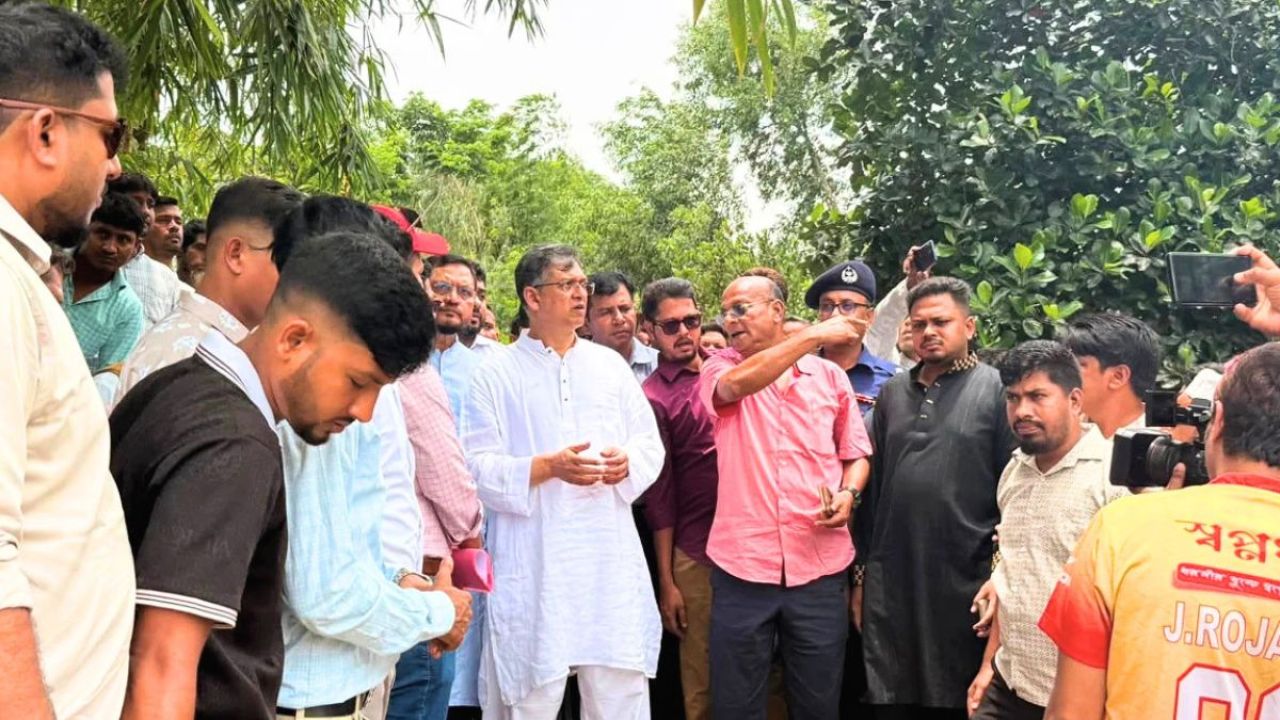 স্লুইসগেটের ইজারা বাতিল ও টেকসই বেড়িবাঁধ নির্মাণের ঘোষণা স্বরাষ্ট্রমন্ত্রীর