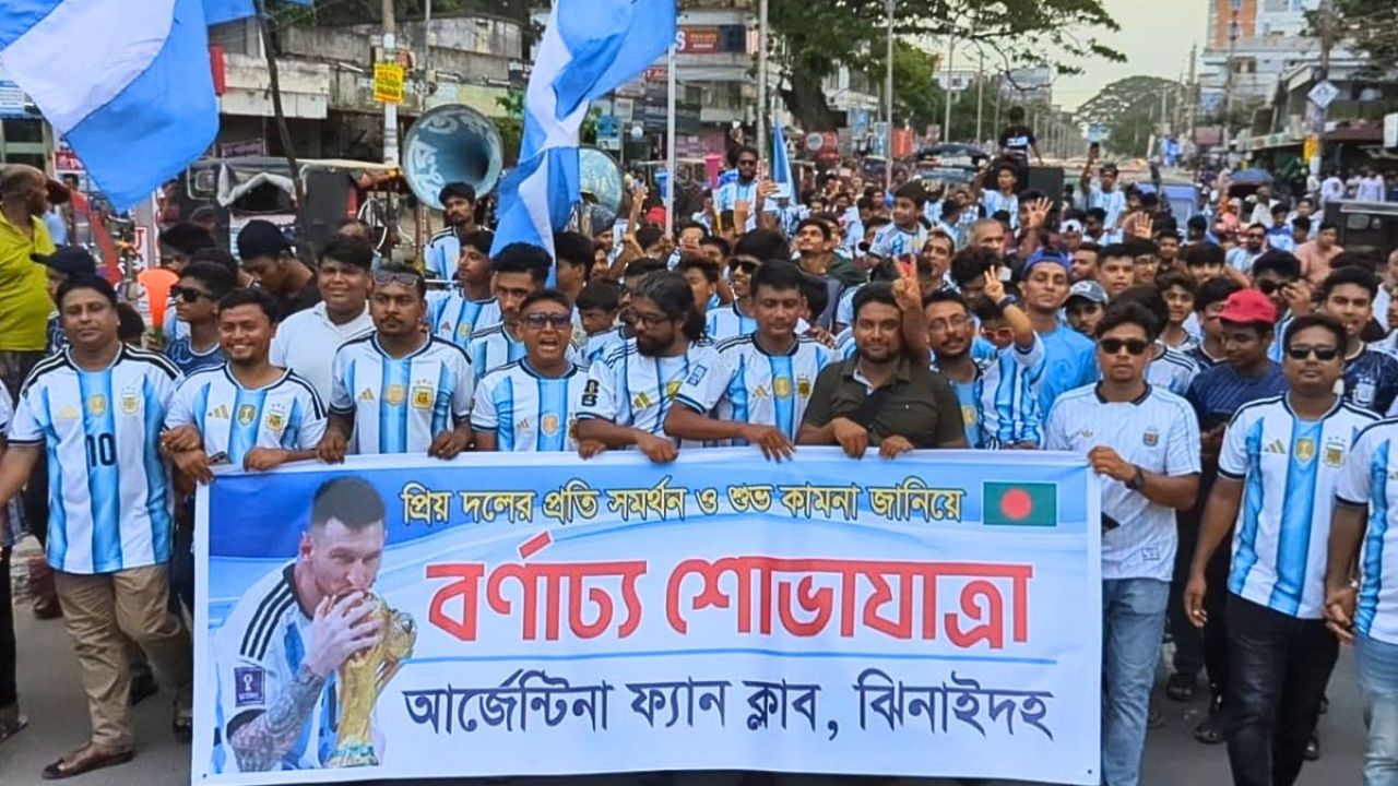 ফুটবল উন্মাদনা ছাপিয়ে বন্যার্তদের পাশে আর্জেন্টিনা সমর্থকরা