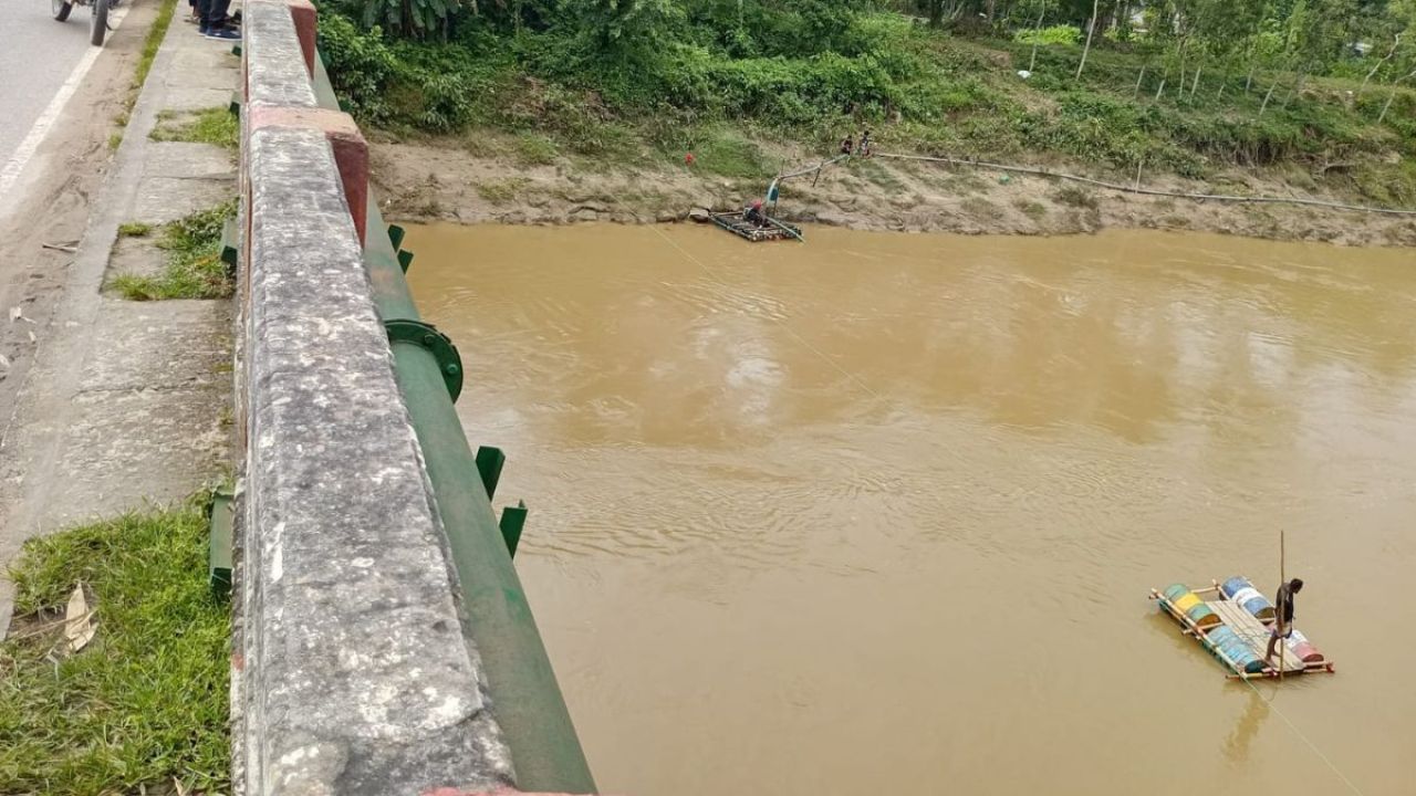 ড্রেজারে বালু উত্তোলন, হুমকিতে ধলাই সেতু