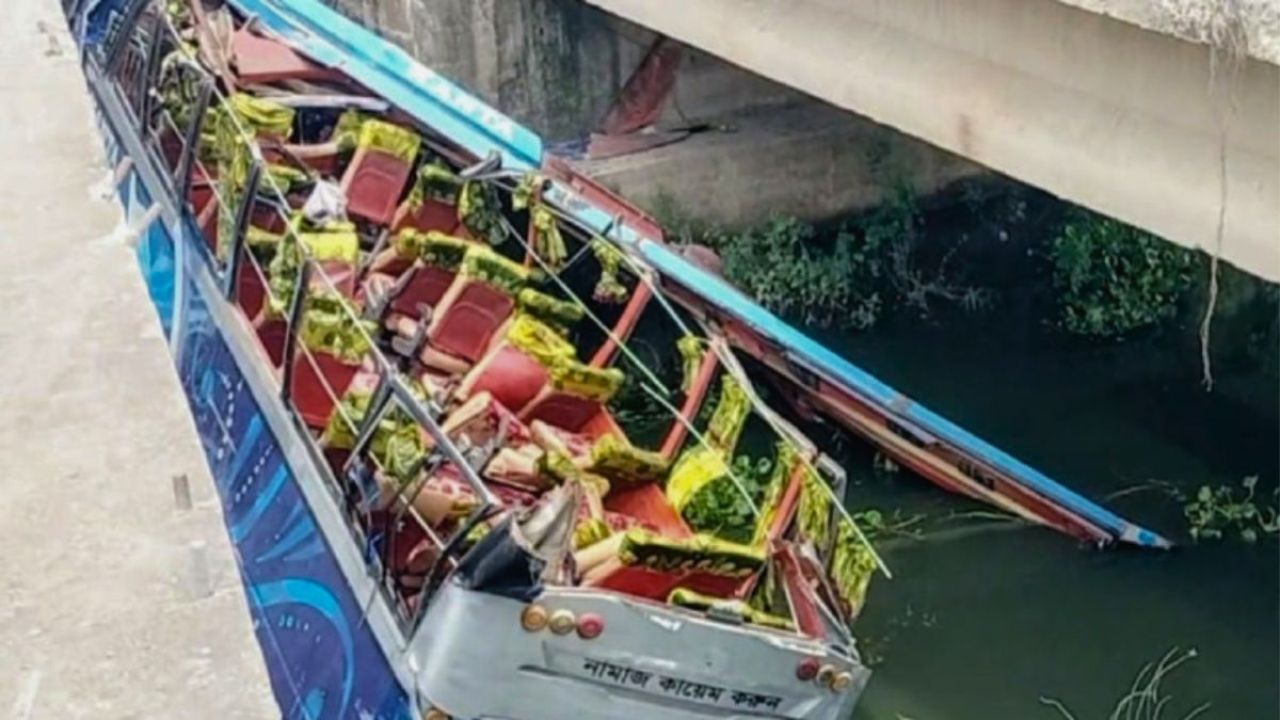 মানিকগঞ্জে সেলফি পরিবহনের বাস খালে পড়ে নিহত ১, আহত ২০
