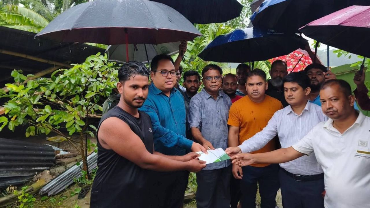 সোনাগাজীতে টর্নেডোয় ক্ষতিগ্রস্তদের পাশে পরিবেশমন্ত্রী
