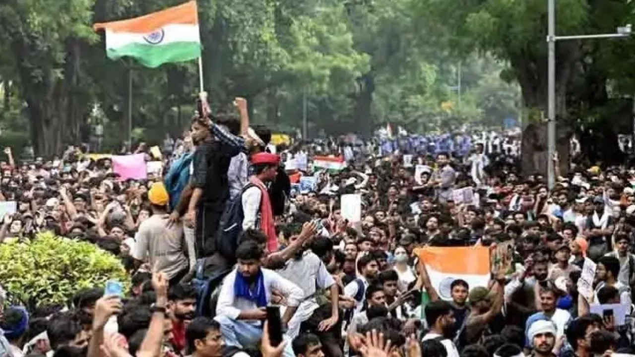 দিল্লির রাজপথে শিক্ষার্থীদের উত্তাল লং মার্চ: দাবি আদায়ে জনস্রোত