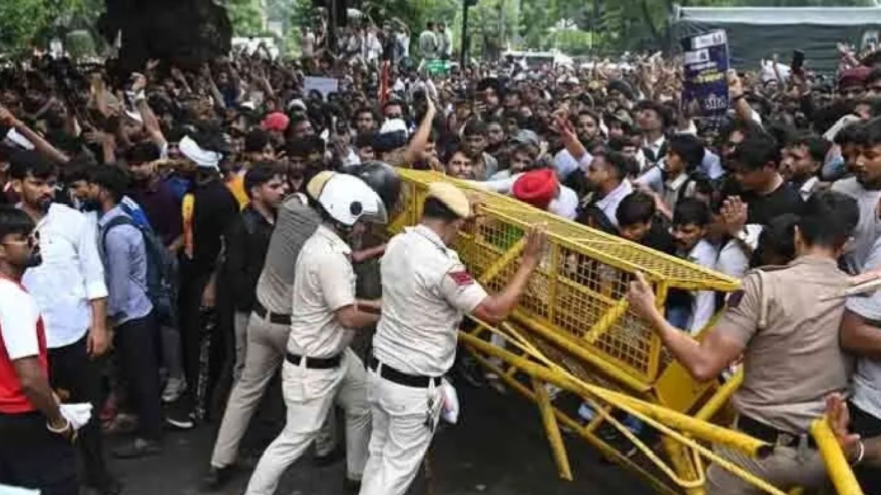 উত্তাল দিল্লি: পার্লামেন্ট অভিমুখে লং মার্চে পুলিশ-বিক্ষোভকারী সংঘর্ষ