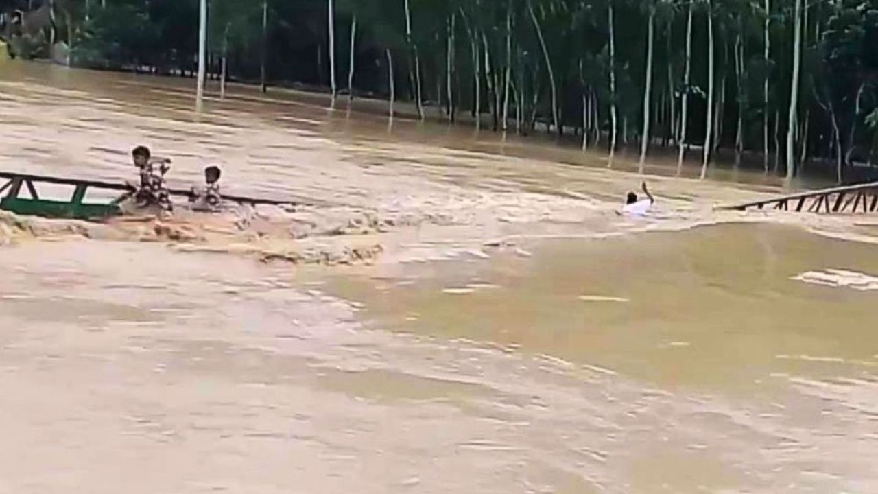 শেরপুরে পাহাড়ি ঢলে মুহূর্তেই ভেসে গেল ব্রিজ