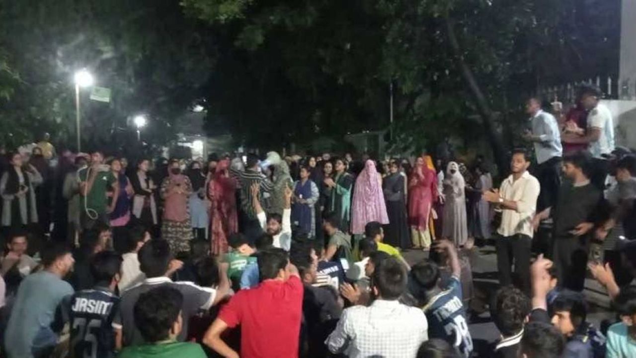 হল ফি কমানোর দাবিতে তিতুমীর কলেজে শিক্ষার্থীদের বিক্ষোভ