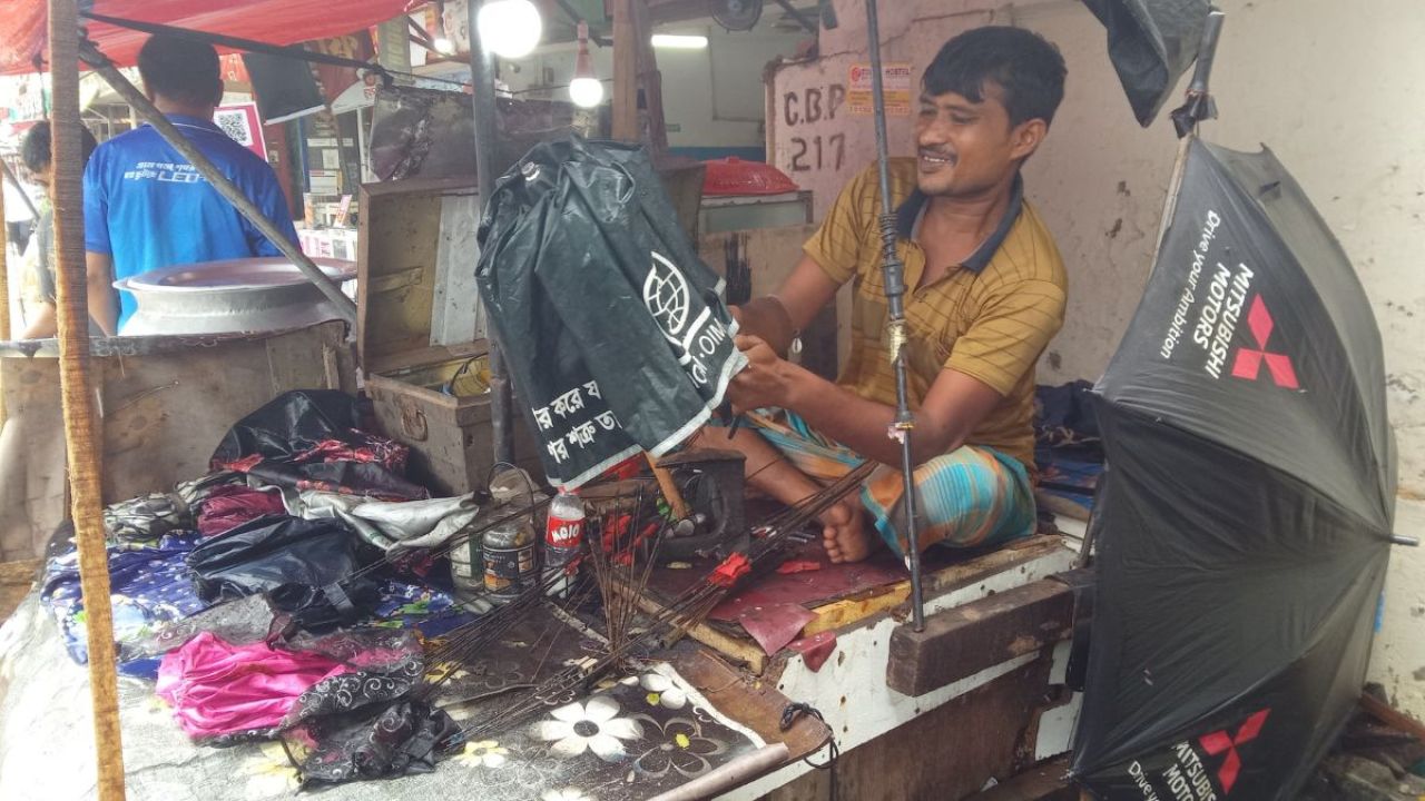 ছাতা কারিগরদের পোয়াবারো, দম ফেলার সময় নেই