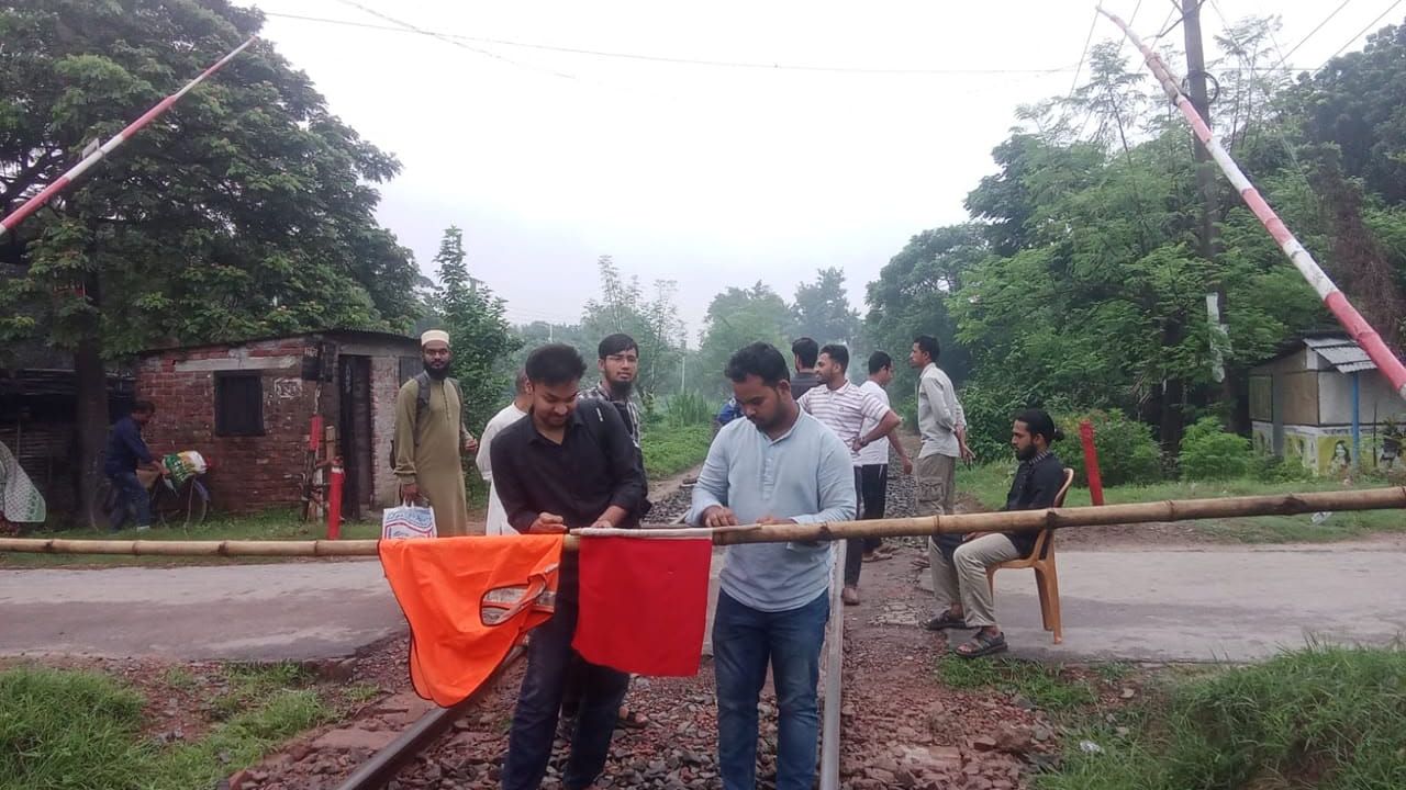 রাজশাহীর সঙ্গে সারা দেশের রেল যোগাযোগ বিচ্ছিন্ন