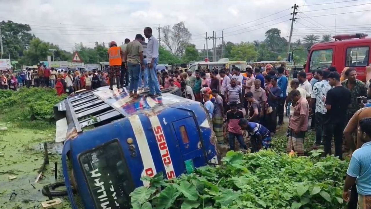 মেহেরপুরে বাস উল্টে খাদে, নারী-শিশুসহ আহত ১৩