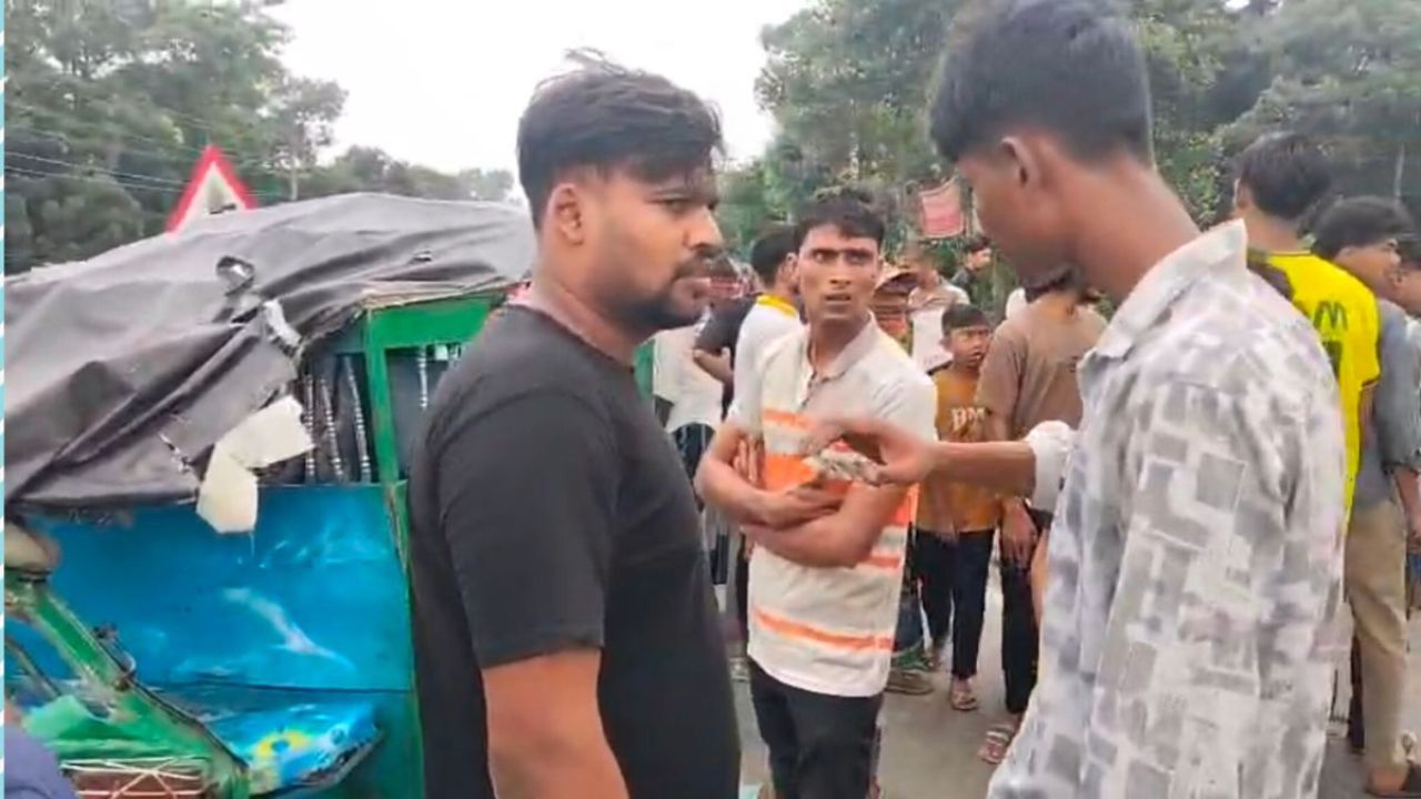 সিংগাইরে ট্রাক-সিএনজি মুখোমুখি সংঘর্ষে নিহত ১