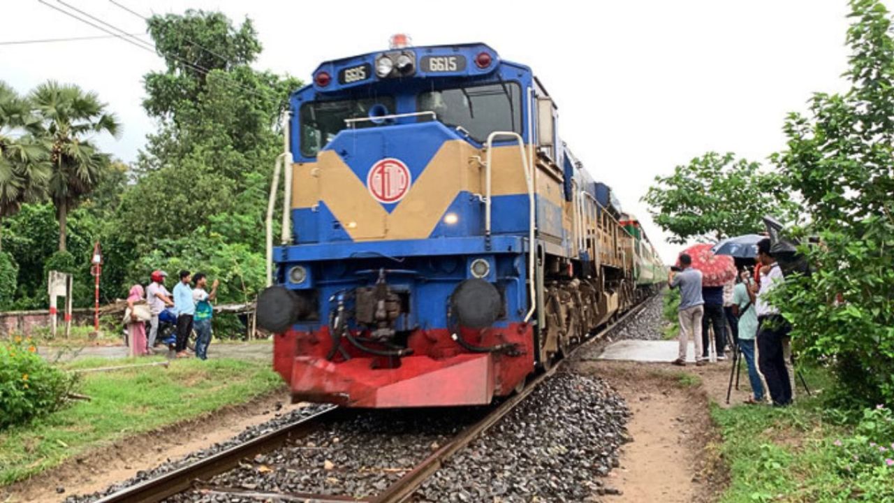 ৮ ঘণ্টা পর রাজশাহীর রেল যোগাযোগ স্বাভাবিক