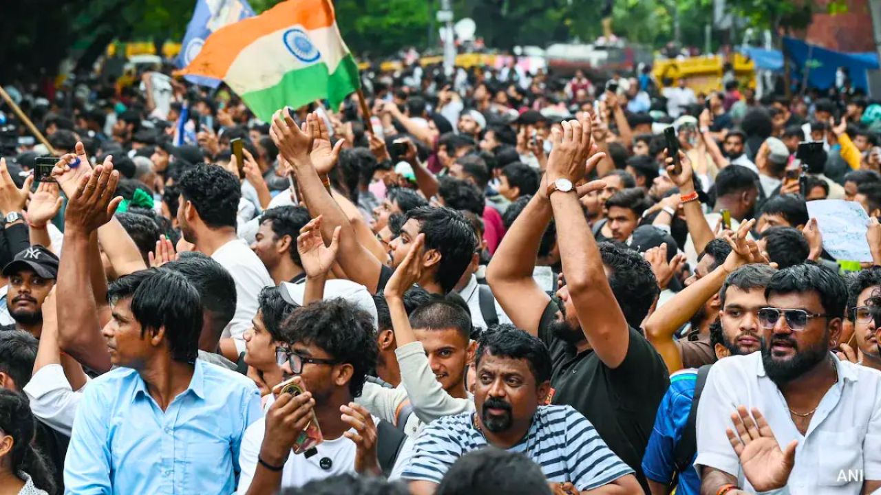 দিল্লিতে পুলিশের সঙ্গে সংঘর্ষে আহত তরুণী আইসিইউতে