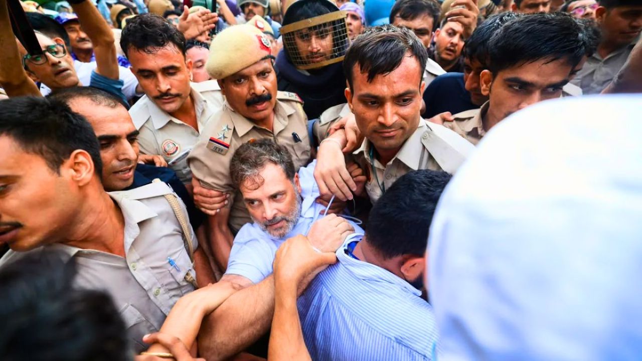দিল্লিতে রাহুল-প্রিয়ঙ্কা গান্ধীসহ আটক ৩