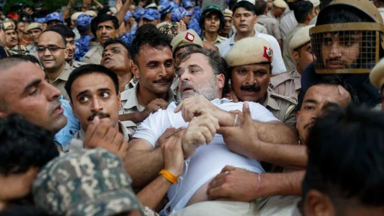 আটকের পর রাহুল গান্ধী কোথায়, জানেন না নেতারা