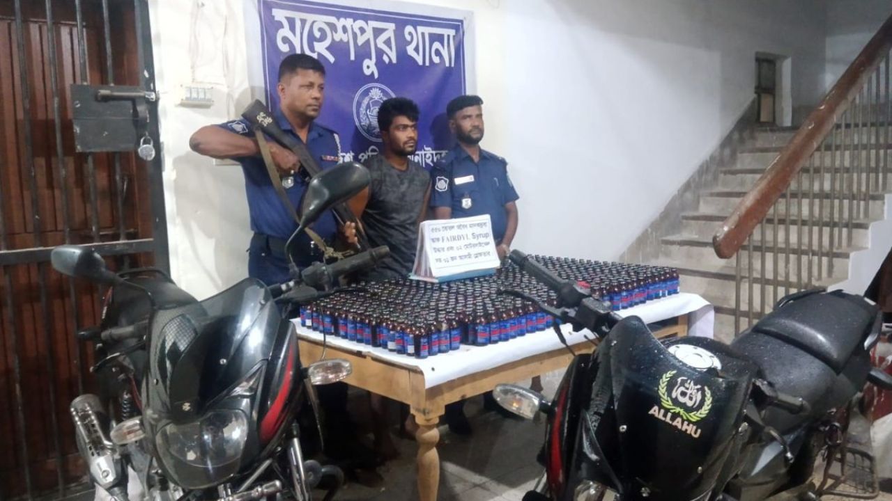 মহেশপুরে ৫৫০ বোতল ফেয়াড্রিলসহ যুবক গ্রেপ্তার