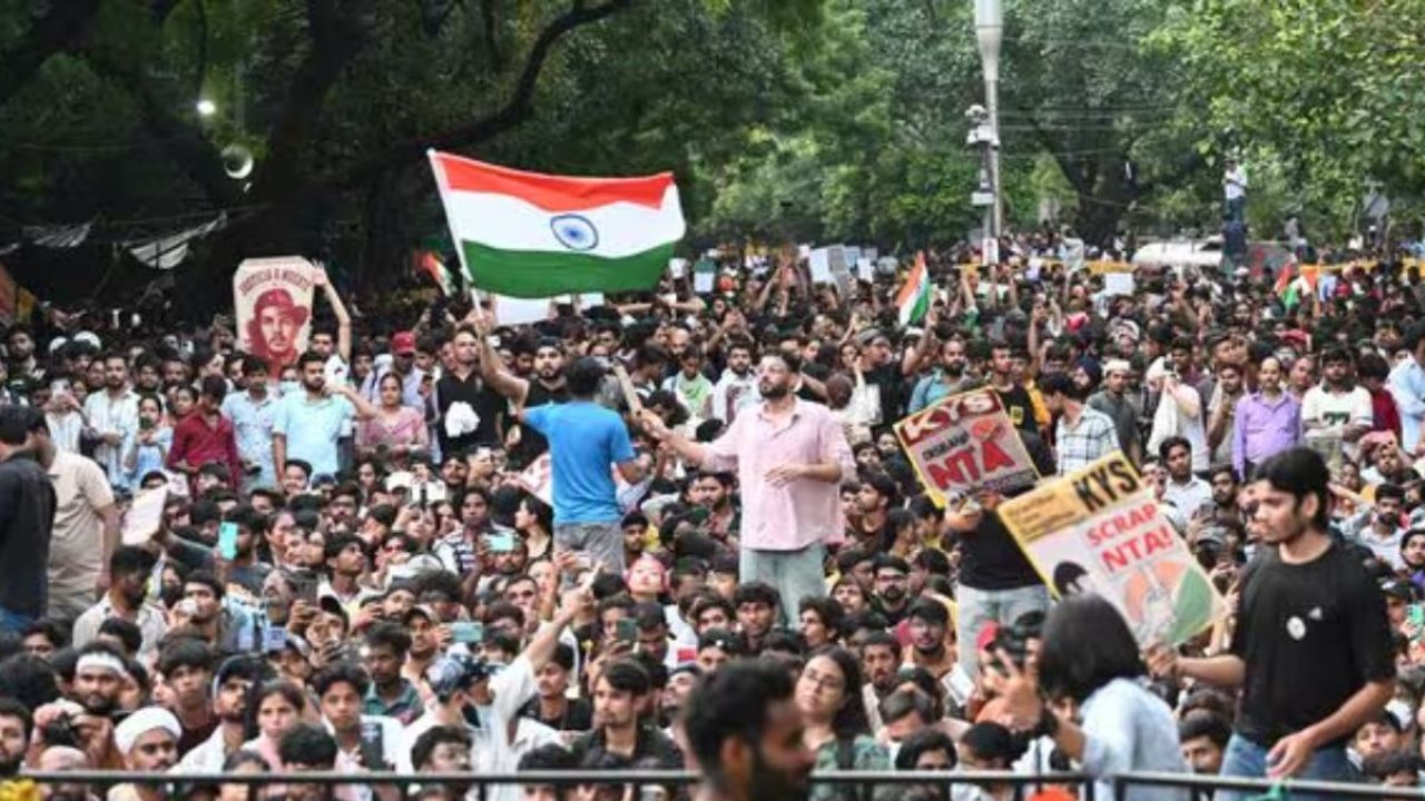 দিল্লির ৩ দিনের উত্তাল পরিস্থিতি: ছাত্র আন্দোলনের চাপ ও নতুন রাজনৈতিক সমীকরণ