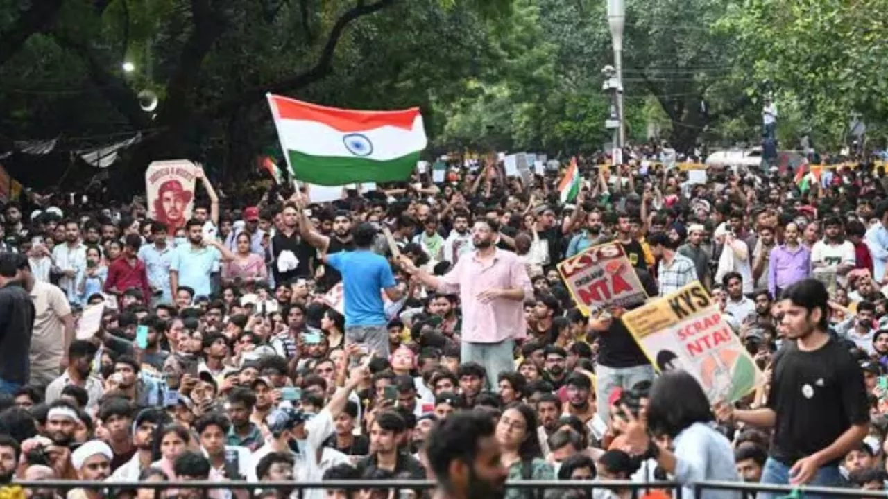 দিল্লির ৩ দিনের উত্তাল পরিস্থিতি: ছাত্র আন্দোলনের চাপ ও নতুন রাজনৈতিক সমীকরণ