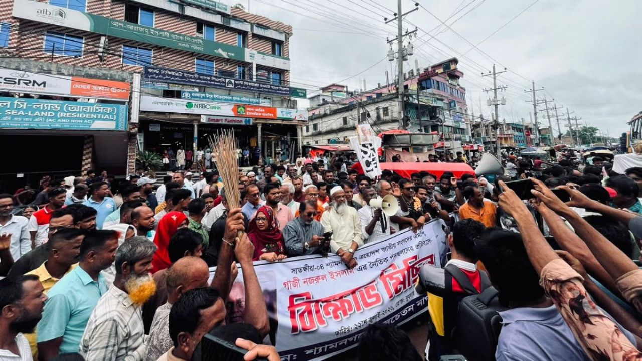ভিডিওকাণ্ডে বিপাকে এমপি : পদত্যাগের দাবিতে বিক্ষোভ