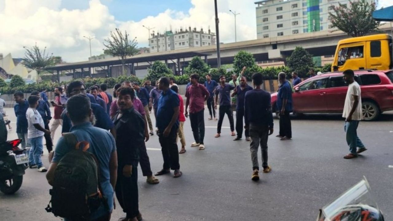 গ্যাস না পেয়ে সড়কে সিএনজি চালকরা, তীব্র যানজট