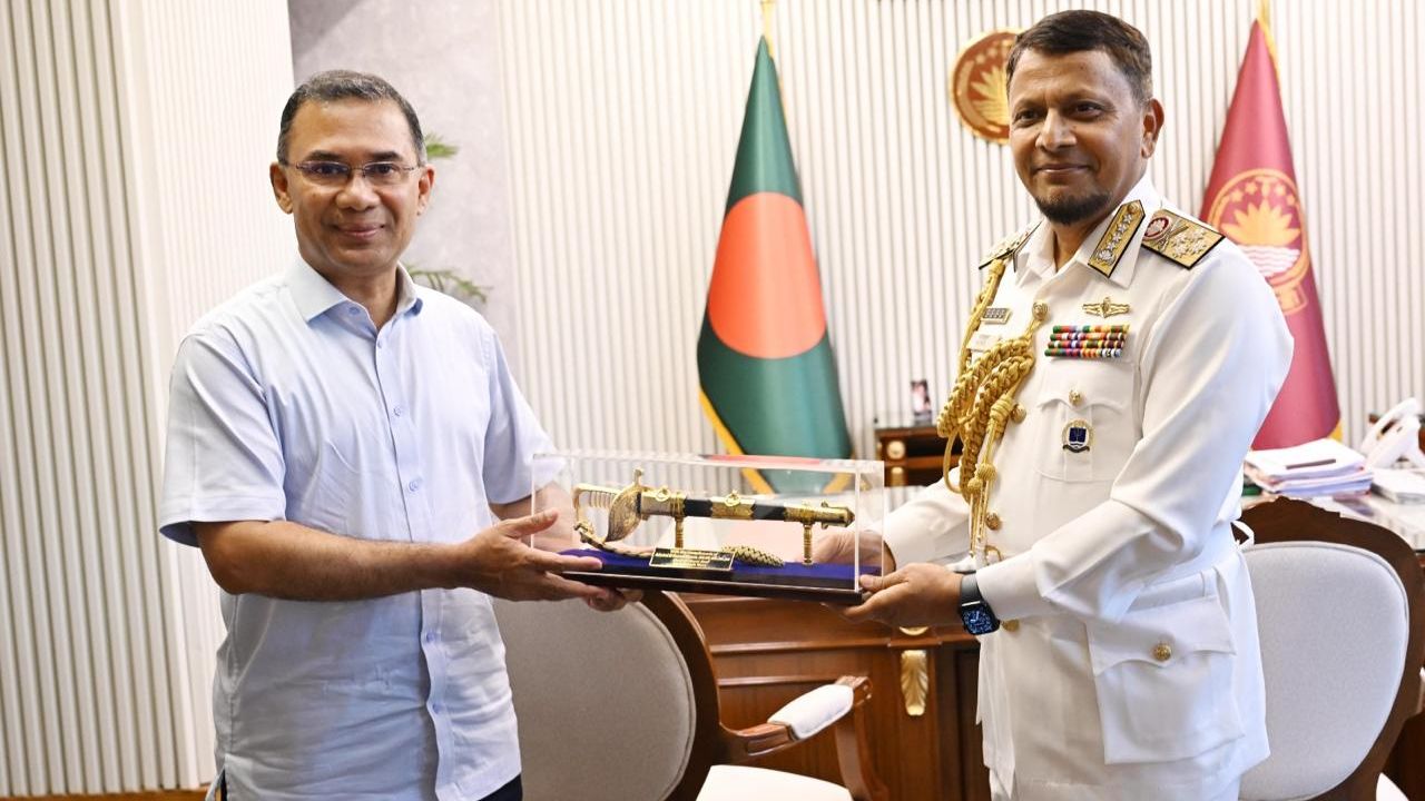 প্রধানমন্ত্রীর সাথে বিদায়ী নৌ প্রধানের সাক্ষাৎ