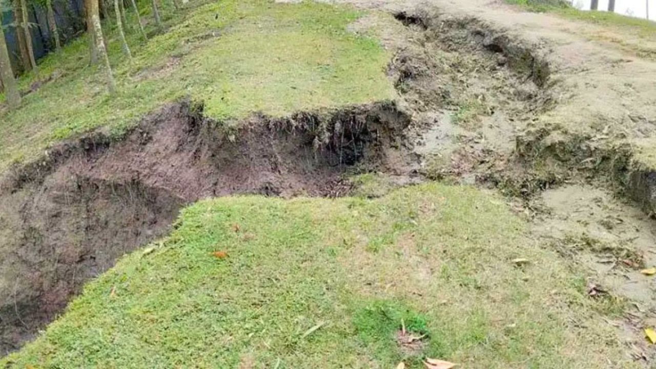 বৃষ্টিতে গাইবান্ধা শহররক্ষা বাঁধে ২৫ স্থানে ধস